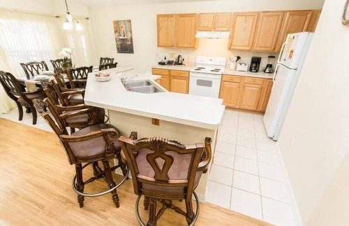 Cumbrian Lakes Villa | 4BD / 3BA, RENOVADO, VILLA EJECUTIVO CON SPA, MUST SEE, 10 MIN DE DISNEY