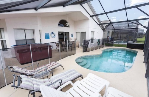 Cumbrian Lakes Villa | 4BD / 3BA, RENOVADO, VILLA EJECUTIVO CON SPA, MUST SEE, 10 MIN DE DISNEY
