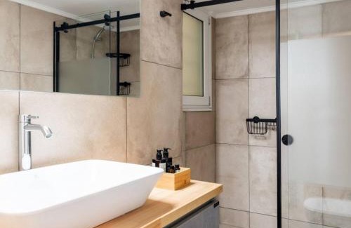 Vouliagmeni Apartamento | 4bd Apartment With Outdoor Jacuzzi Garden