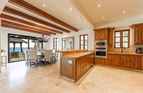 Buzzards Casa | 4BD Beachfront Villa with infinity pool and jacuzzi