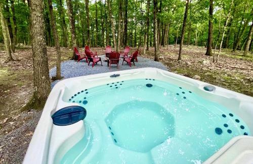 East Stroudsburg Casa | 4BD Family Cottage in Pocono Forest W Private Pool & Hot-tub