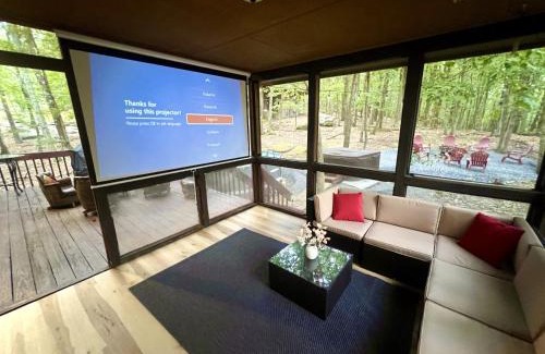 East Stroudsburg Casa | 4BD Family Cottage in Pocono Forest W Private Pool & Hot-tub
