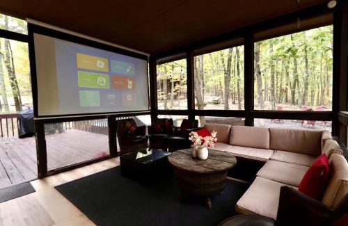 East Stroudsburg Casa | 4BD Family Cottage in Pocono Forest W Private Pool & Hot-tub