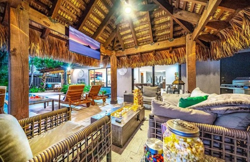 Wilton Manors Casa | 4Bd/Htd Pool/4 Min to Beach/Tiki/On Water/Hotub