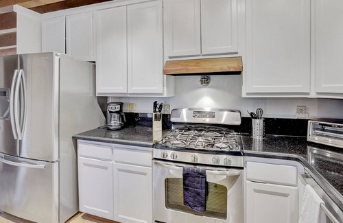 San Rafael Casa | 4BD Marin Retreat w/HotTub, Billiards, BBQ/Firepit