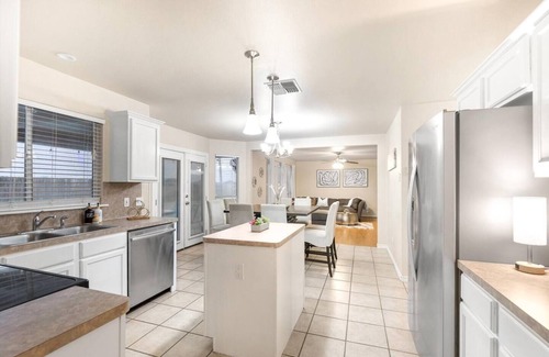 South Side Casa | 4BDR+PrivatePool+Game Room+BBQ+FirePit+Fits12