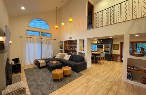 Agoura Hills Casa | 4BDs Hillside Oasis w/ Hot tub