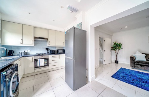 London Borough of Hounslow Apartamento | 4bed house, free parking, garden, and office space