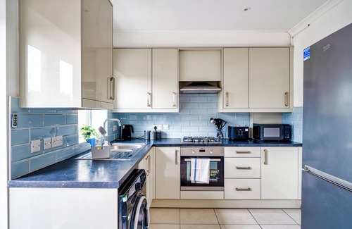 London Borough of Hounslow Apartamento | 4bed house, free parking, garden, and office space