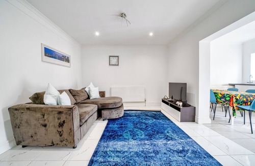 London Borough of Hounslow Apartamento | 4bed house, free parking, garden, and office space