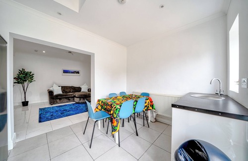 London Borough of Hounslow Apartamento | 4bed house, free parking, garden, and office space