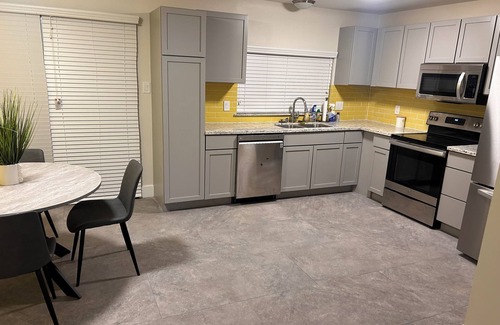 Grogan's Mill Casa | 4bedroom house with upstairs outdoor patio,WiFi and in peaceful Woodlands area.