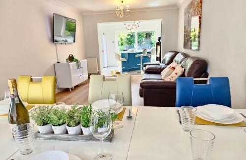 Bicester Apartamento | 4Bedroom Modern Bicester Villa, WIFI, Parking, Garden, Minutes walk to Bicester Village