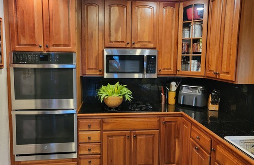 Old Timberline Cabina | 4BR, 3.5 bath. Kid-friendly full home rental with Hot Tub, and an AMAZING view.