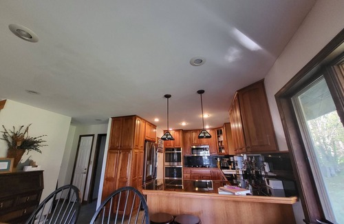 Old Timberline Cabina | 4BR, 3.5 bath. Kid-friendly full home rental with Hot Tub, and an AMAZING view.