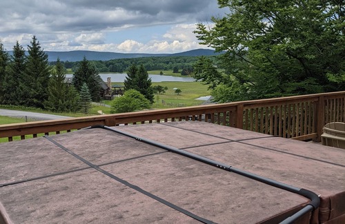 Old Timberline Cabina | 4BR, 3.5 bath. Kid-friendly full home rental with Hot Tub, and an AMAZING view.