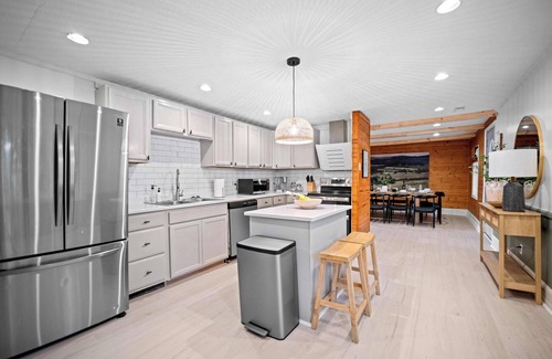 Summerlee Casa | 4br 3ba / 10 min to NRG / hot tub / sauna / firepit