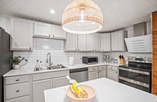 Summerlee Casa | 4br 3ba / 10 min to NRG / hot tub / sauna / firepit