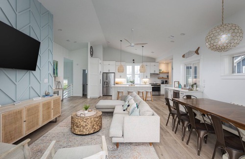 Salvo Casa | 4BR 3BA Waterfront Slice of Heaven! Luxury, hot tub, sunsets, fishing.