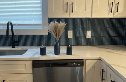 East Newark Apartamento | 4br 5ba w/4 Car Parking, Bonus Rm+ B.Yard-NYC/EWR