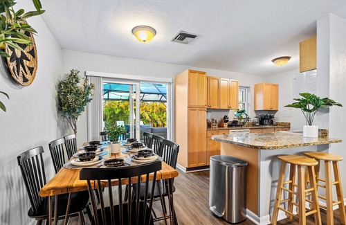 West Palm Beach Villa | 4BR Bio Hackers Retreat - Sauna - Cold Plunge - Hot Tub - Pool - Down Town 5mins