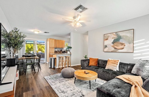West Palm Beach Villa | 4BR Bio Hackers Retreat - Sauna - Cold Plunge - Hot Tub - Pool - Down Town 5mins
