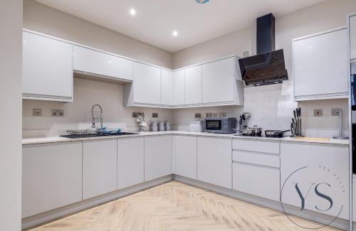 Birmingham City Centre Apartamento | 4BR Birmingham Apt with Parking, Arcade Games & Wi-Fi