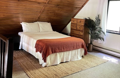 Lakeville Chalet De Esquí | 4BR Cabin in the Amenity Filled Lake Wallenpaupack Estates Lakefront Community