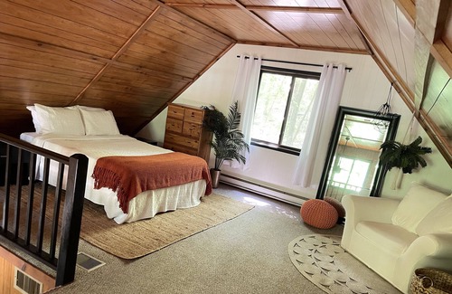 Lakeville Chalet De Esquí | 4BR Cabin in the Amenity Filled Lake Wallenpaupack Estates Lakefront Community