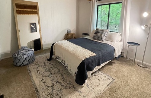 Lakeville Chalet De Esquí | 4BR Cabin in the Amenity Filled Lake Wallenpaupack Estates Lakefront Community