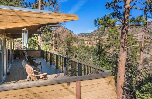 Cascade-Chipita Park Casa | 4BR Cabin Mountain Views with Fireplace