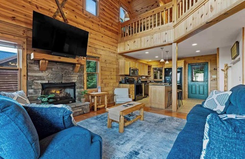 Wolf Laurel Cabina | ‼️4BR Cabin w/Ski Resort, Mtn Views & Hot Tub