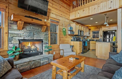 Wolf Laurel Cabina | ‼️4BR Cabin w/Ski Resort, Mtn Views & Hot Tub