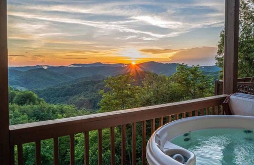 Wolf Laurel Cabina | ‼️4BR Cabin w/Ski Resort, Mtn Views & Hot Tub