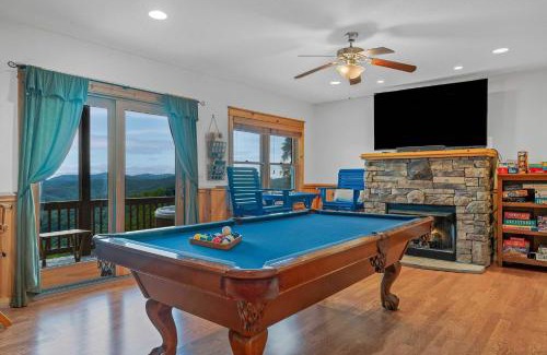 Wolf Laurel Casa | 4BR Cabin with Ski Resort, Mtn Views & Hot Tub