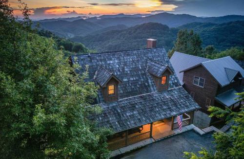 Wolf Laurel Casa | 4BR Cabin with Ski Resort, Mtn Views & Hot Tub