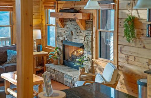 Wolf Laurel Casa | 4BR Cabin with Ski Resort, Mtn Views & Hot Tub