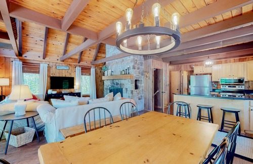 Swanton Chalet De Esquí | 4BR charming cabin with firepit and lake access