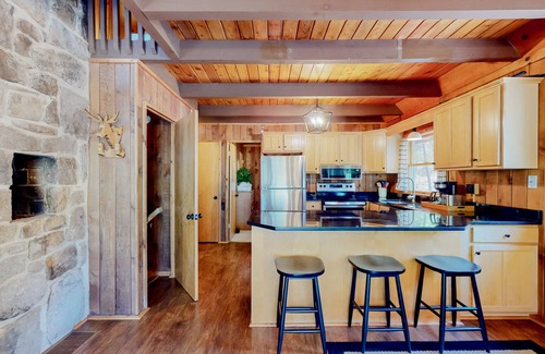 Swanton Chalet De Esquí | 4BR charming cabin with firepit and lake access