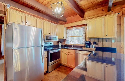 Swanton Chalet De Esquí | 4BR charming cabin with firepit and lake access