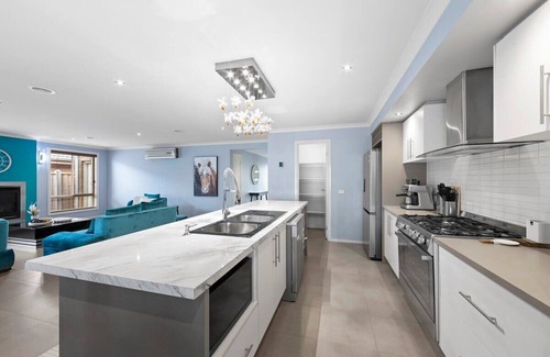 Tarneit Casa | 4BR designed house inTarneit