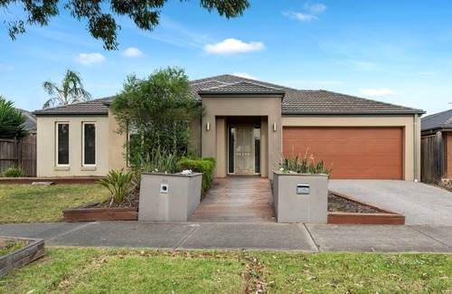 Tarneit Casa | 4BR designed house inTarneit