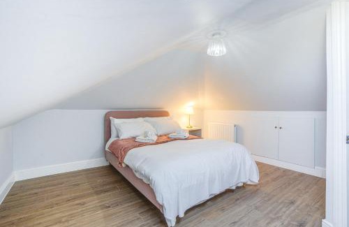 Manor Park Casa | 4BR Family Home, Garden, WiFi, 5mins to Elisabeth Line & 10min to Stratford