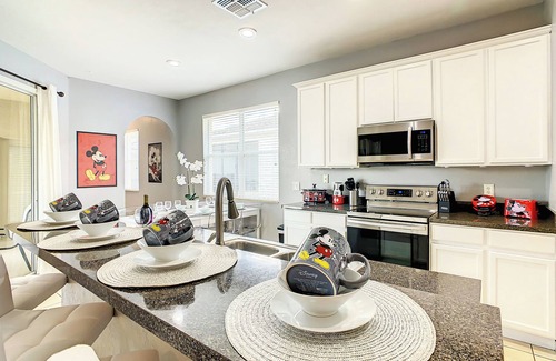 Trafalgar Village Casa | 4BR Family Home Pvt Pool BBQ