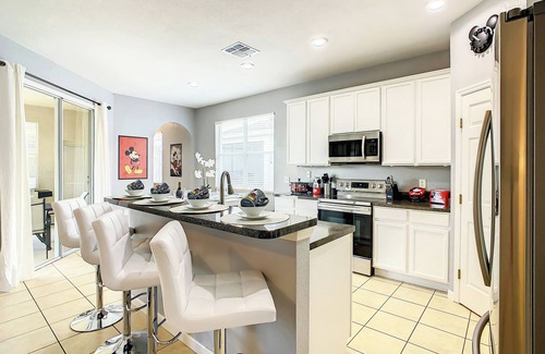 Trafalgar Village Casa | 4BR Family Home Pvt Pool BBQ