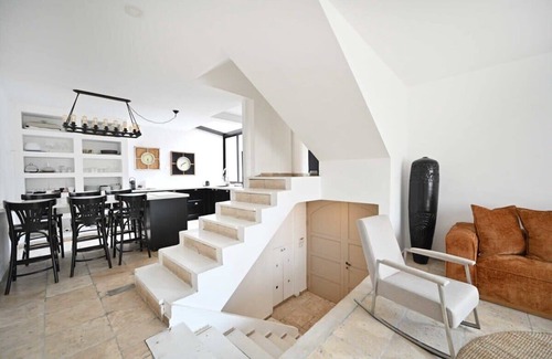 Neve Tzedek Condominio | 4BR Family House in Neve Tsedek with Mamad by Holyguest