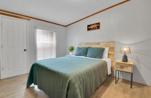 Gatlinburg - Pigeon Forge Casa | 4BR Family Lodge in Gatlinburg with Hot Tub