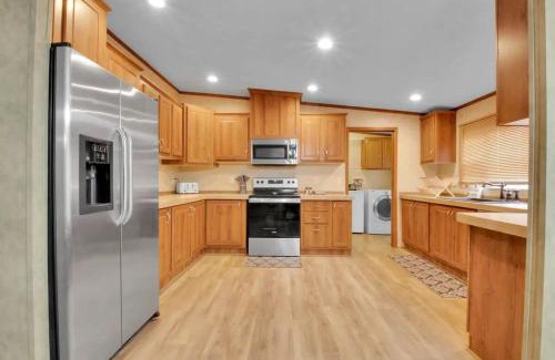 Gatlinburg - Pigeon Forge Casa | 4BR Family Lodge in Gatlinburg with Hot Tub