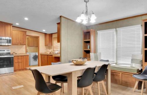 Gatlinburg - Pigeon Forge Casa | 4BR Family Lodge in Gatlinburg with Hot Tub