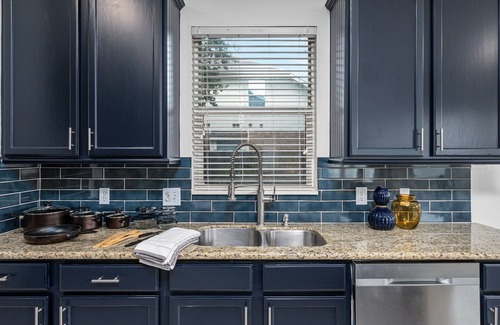 Klein Casa | 4BR Furnished Lakeside Welcomes 31+ Day Stays!